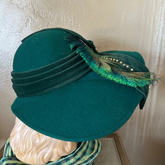 SENSATIONAL DESIGNER 1950\'s GREEN FELT WIDE BRIM HAT WITH METAL STUDS & FEATHERS main image 7
